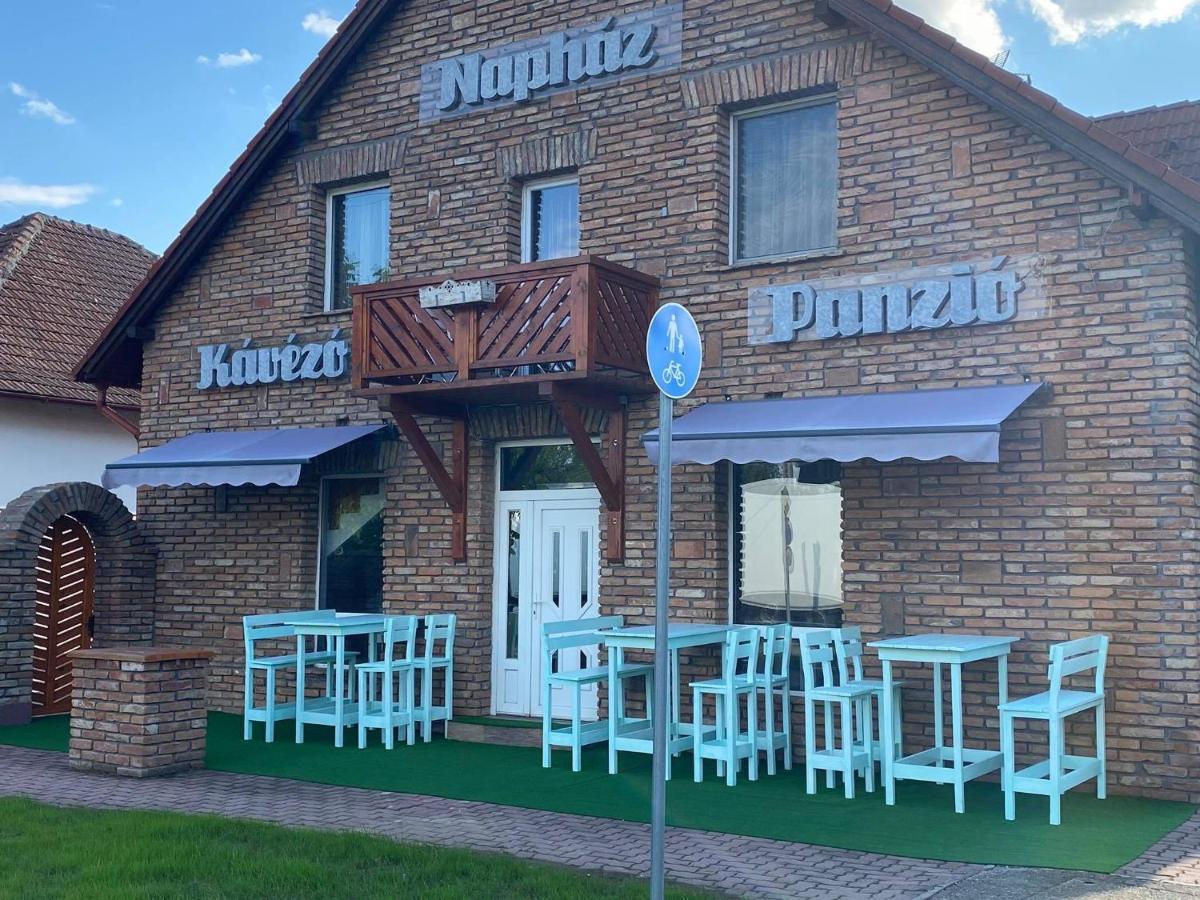 Bed and Breakfast Napház Panzió Tiszafüred Exterior foto